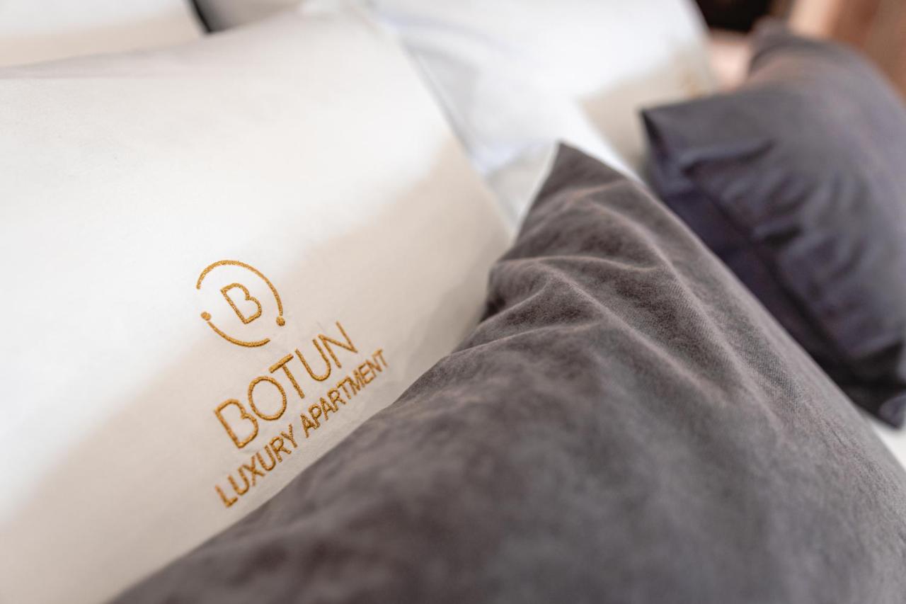 Ručnik s vezenim logom Botun Luxury Apartments