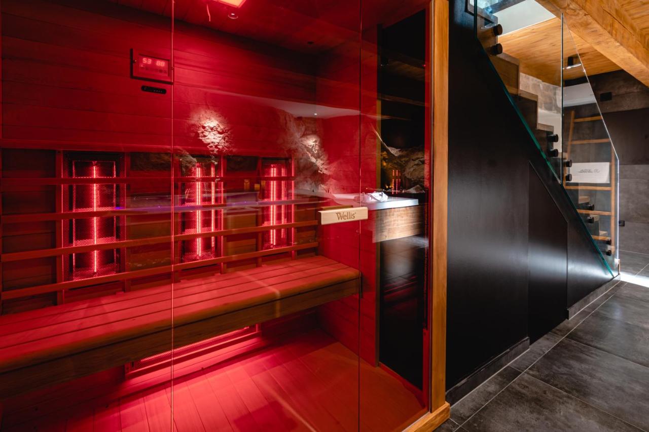 Infracrvena sauna s toplim crvenim svjetlom