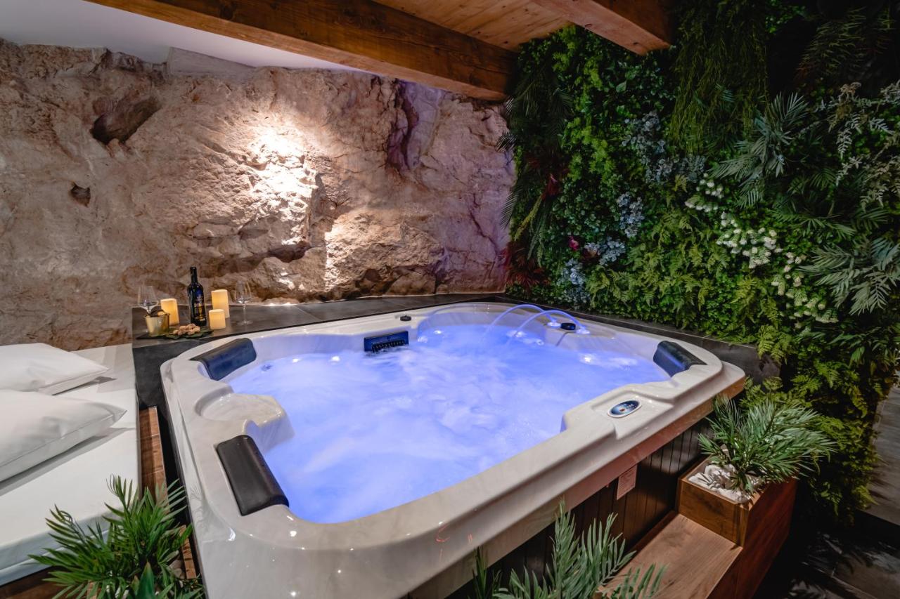 Privatni jacuzzi uz živi zeleni zid i kamenu stijenu