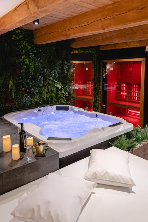 Jacuzzi uz svijeće navečer