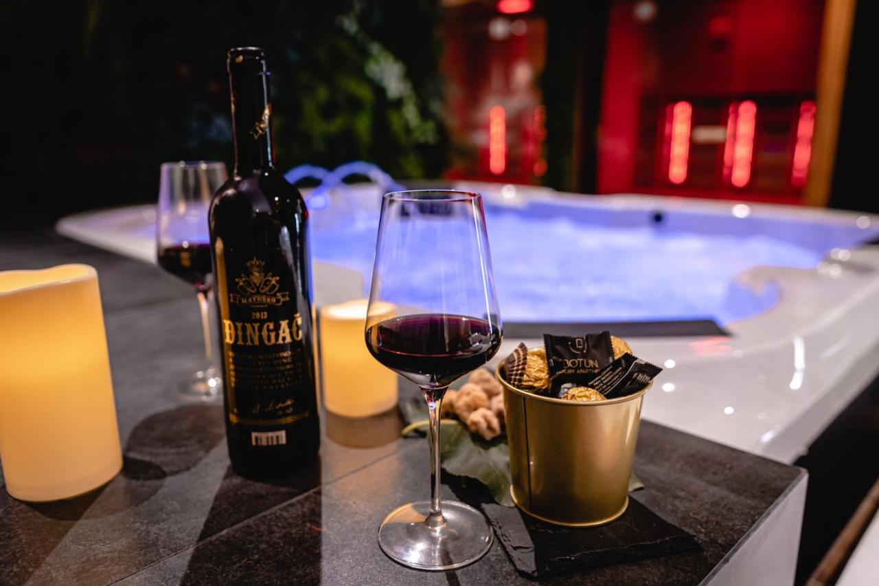 Vino i čaše uz jacuzzi