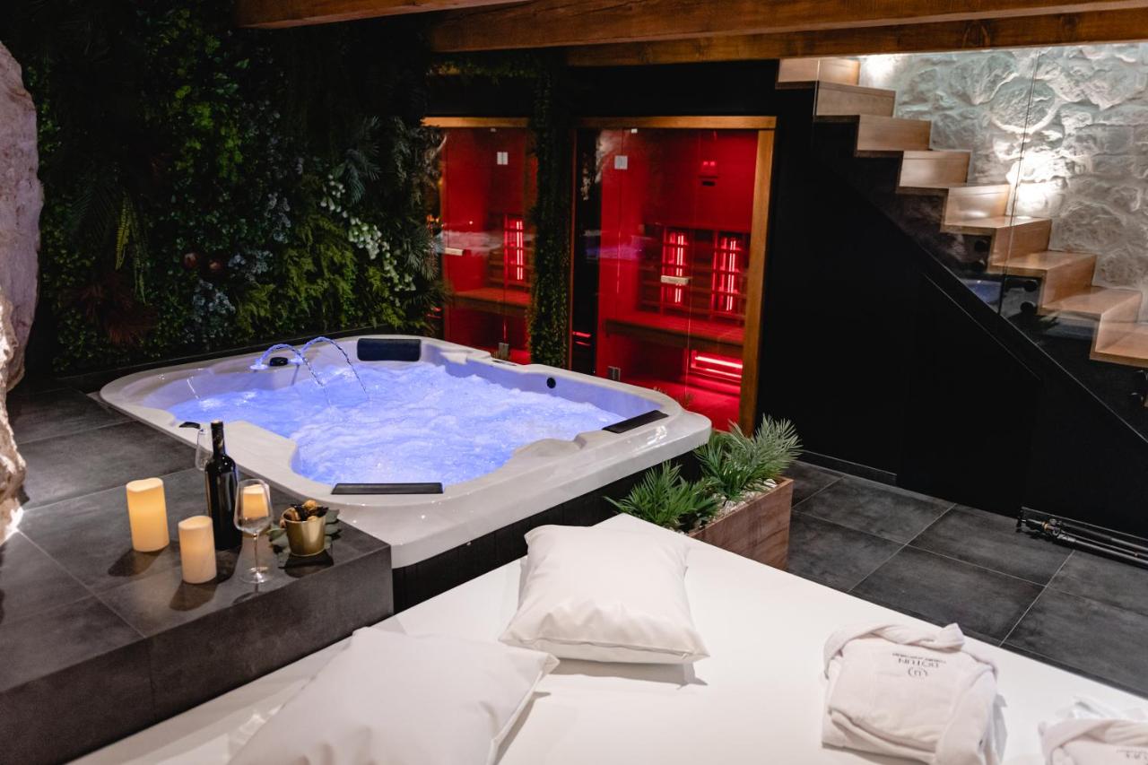 Svijeće i ručnici uz jacuzzi