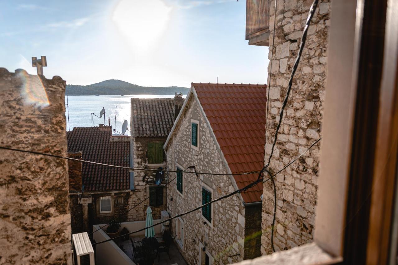 Kamena ulica starog Šibenika s pogledom na more